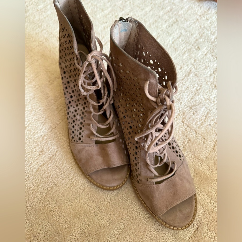 VINCE CAMUTO block heel taupe size 7.5